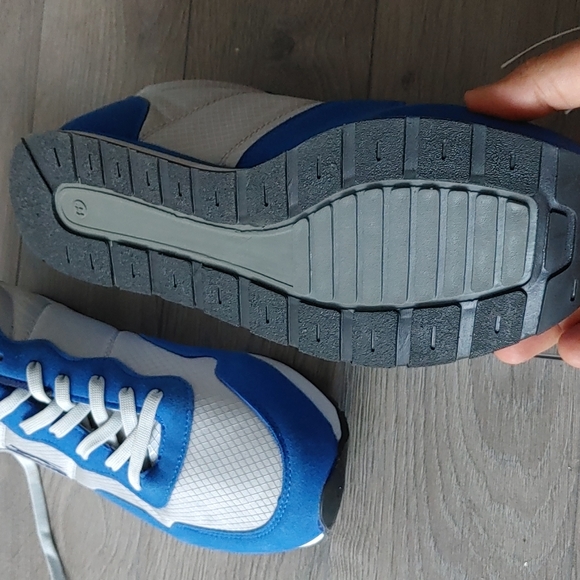 Gym shoes - Picture 3 of 3